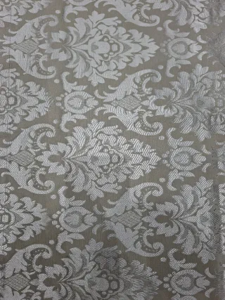 Mantel 140x140 y camino de mesa plateado.