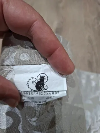 Mantel 140x140 y camino de mesa plateado.