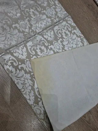 Mantel 140x140 y camino de mesa plateado.