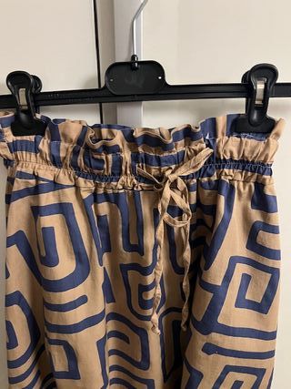 Gonna beige e blu con fantasia