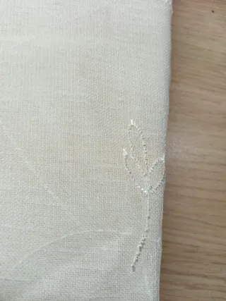 Visillo beige y blanco con bordado