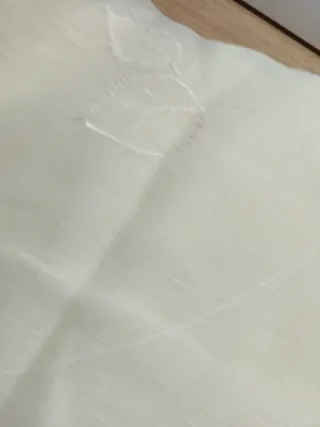 Visillo beige y blanco con bordado