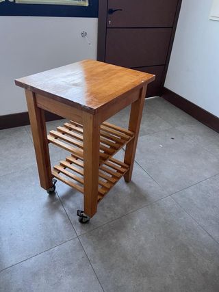 Mesa auxiliar de madera con ruedas