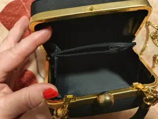 Bolso de mano negro y dorado