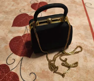 Bolso de mano negro y dorado