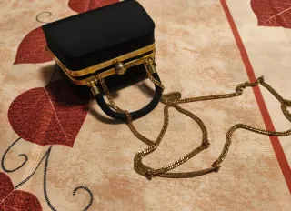 Bolso de mano negro y dorado