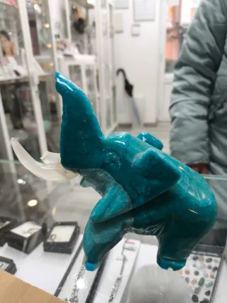 Elefante de piedra azul tallado