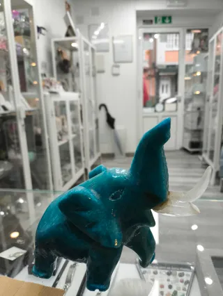 Elefante de piedra azul tallado