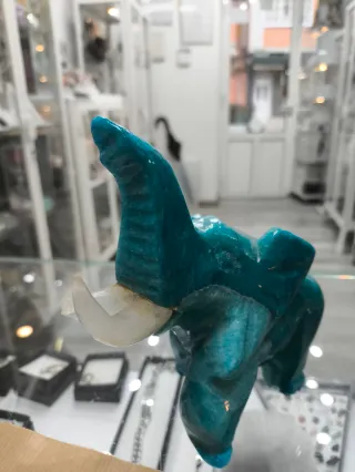 Elefante de piedra azul tallado