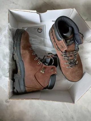 Botas de montaña y nieve marrones