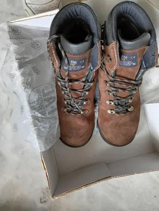 Botas de montaña y nieve marrones