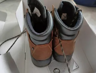 Botas de montaña y nieve marrones