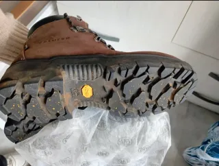 Botas de montaña y nieve marrones