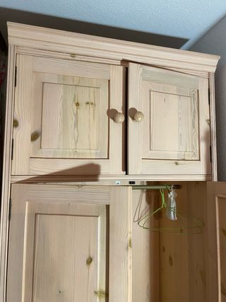 Armario de pino con cajones