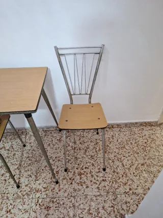 Mesa y 2 sillas de cocina