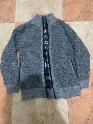 Jersey gris con cremallera y forro de cuadros