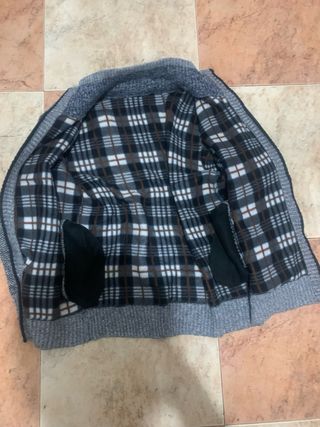 Jersey gris con cremallera y forro de cuadros