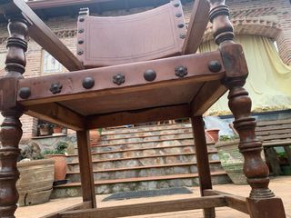 Antiguo sillón de madera y cuero
