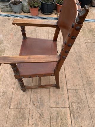 Antiguo sillón de madera y cuero