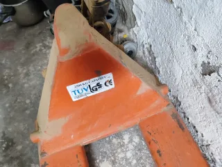 Transpaleta manual naranja