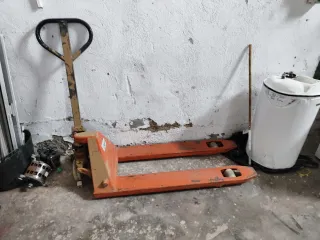 Transpaleta manual naranja