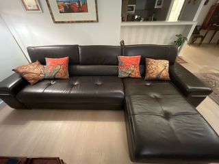 Sofá Natuzzi Cuero marrón.