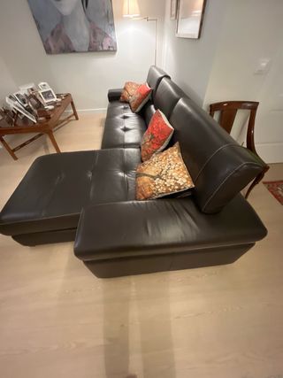 Sofá Natuzzi Cuero marrón.