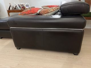 Sofá Natuzzi Cuero marrón.