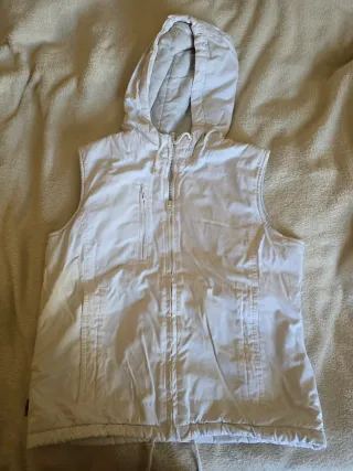 Chaleco blanco con capucha