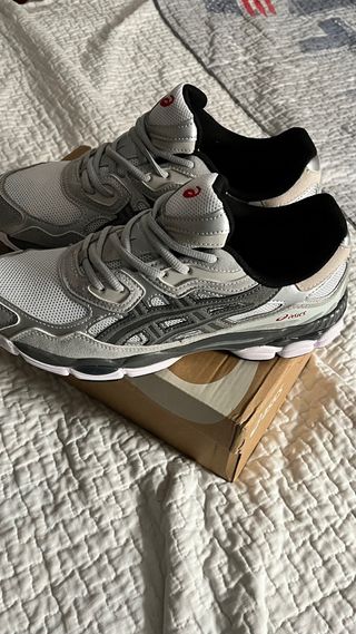 Zapatillas Asics grises y blancas