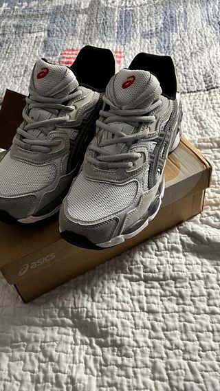 Zapatillas Asics grises y blancas