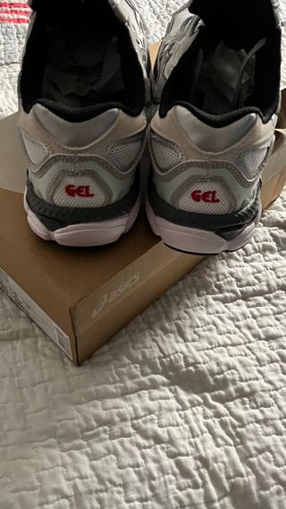 Zapatillas Asics grises y blancas