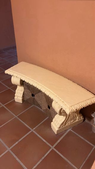 Asiento de piedra para exterior.