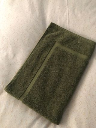 Alfombra de baño verde. NUEVA.