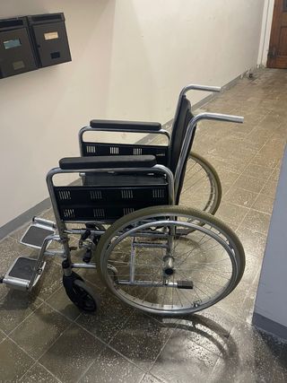 Silla de ruedas y muletas
