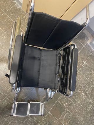Silla de ruedas y muletas