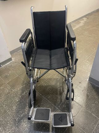 Silla de ruedas y muletas