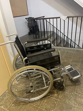 Silla de ruedas y muletas