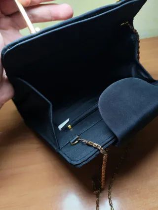 Bolso Negro con Asa Dorada