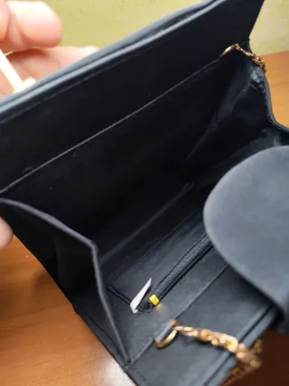 Bolso Negro con Asa Dorada