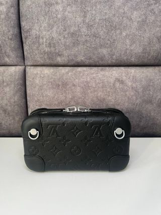 Louis Vuitton Horizon Clutch Negro