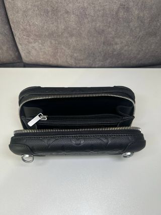 Louis Vuitton Horizon Clutch Negro