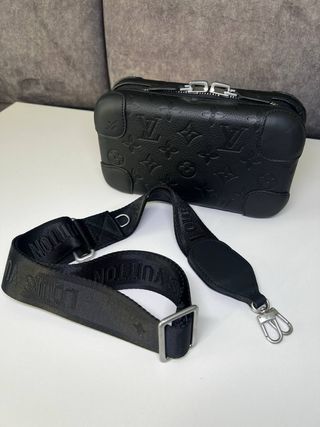 Louis Vuitton Horizon Clutch Negro
