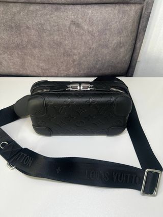 Louis Vuitton Horizon Clutch Negro