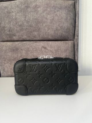 Louis Vuitton Horizon Clutch Negro