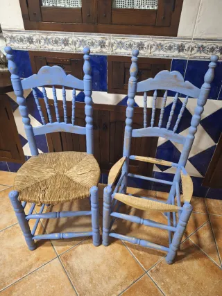 Sillas antiguas de madera y esparto