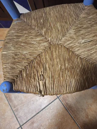 Sillas antiguas de madera y esparto