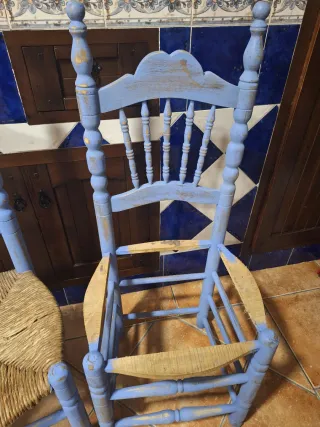 Sillas antiguas de madera y esparto
