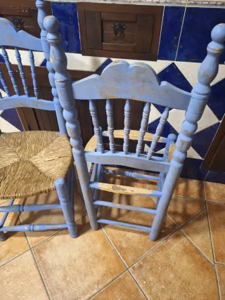 Sillas antiguas de madera y esparto