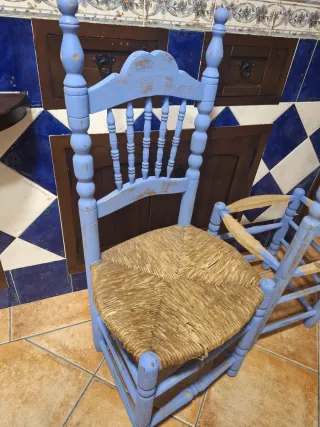 Sillas antiguas de madera y esparto